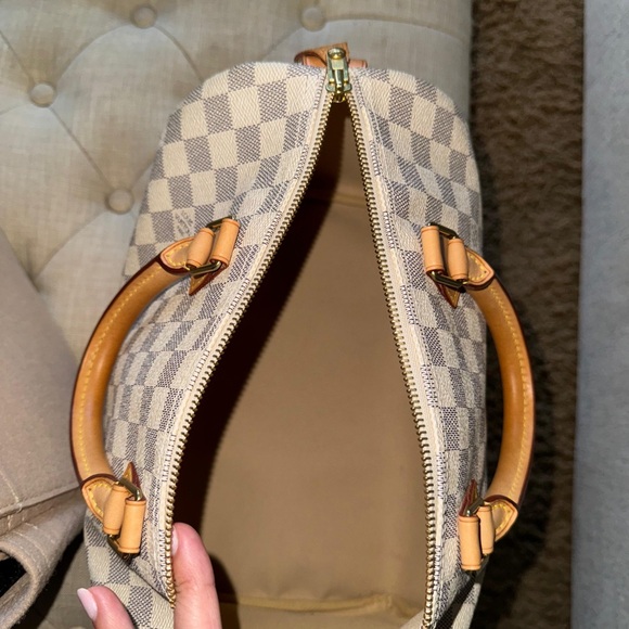 LOUIS VUITTON
Speedy 30 Monogram Canvas Duffel Bag - Picture 2 of 7